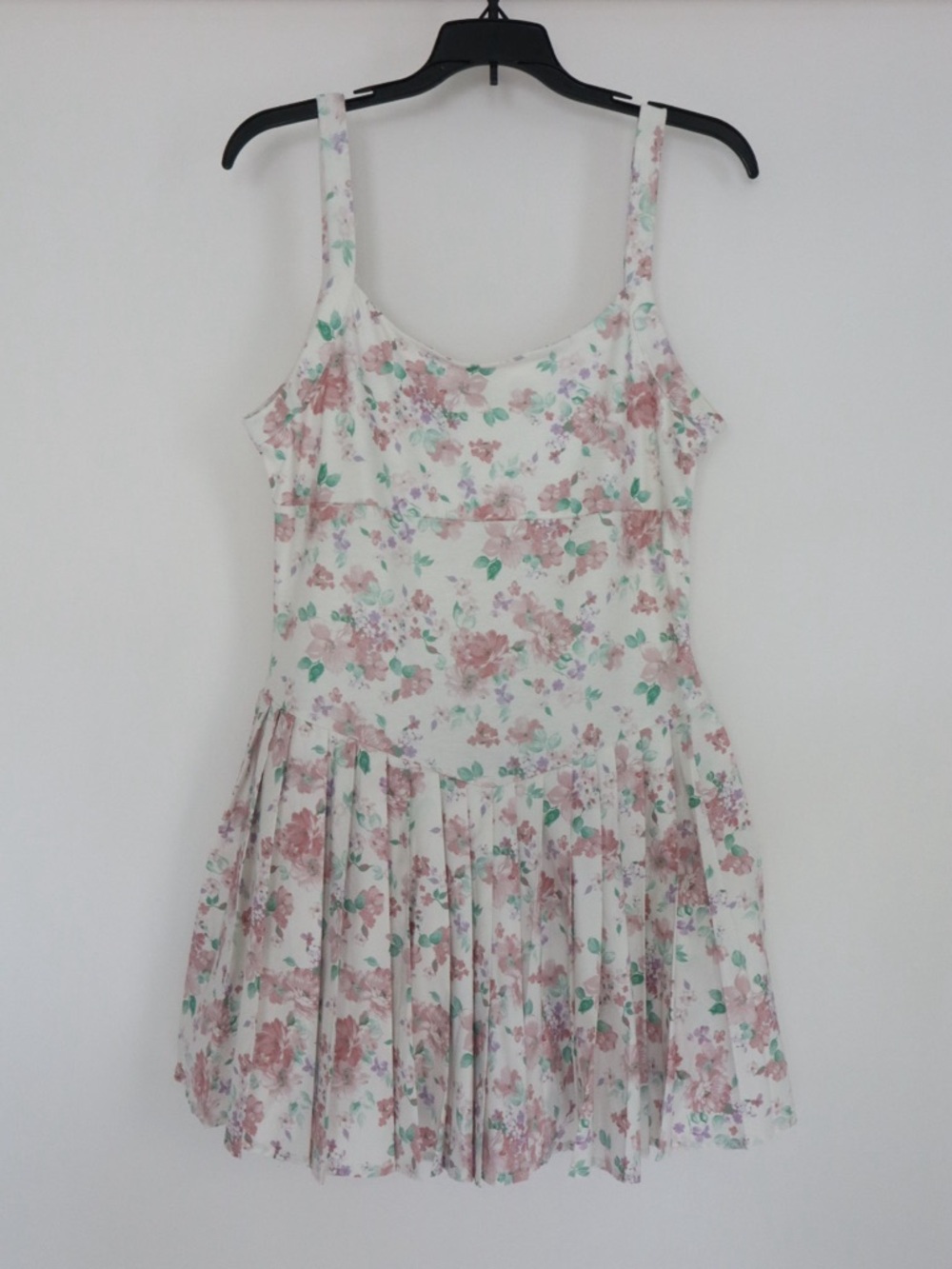 Peach Love California White Floral Sleeveless Pleated Dress